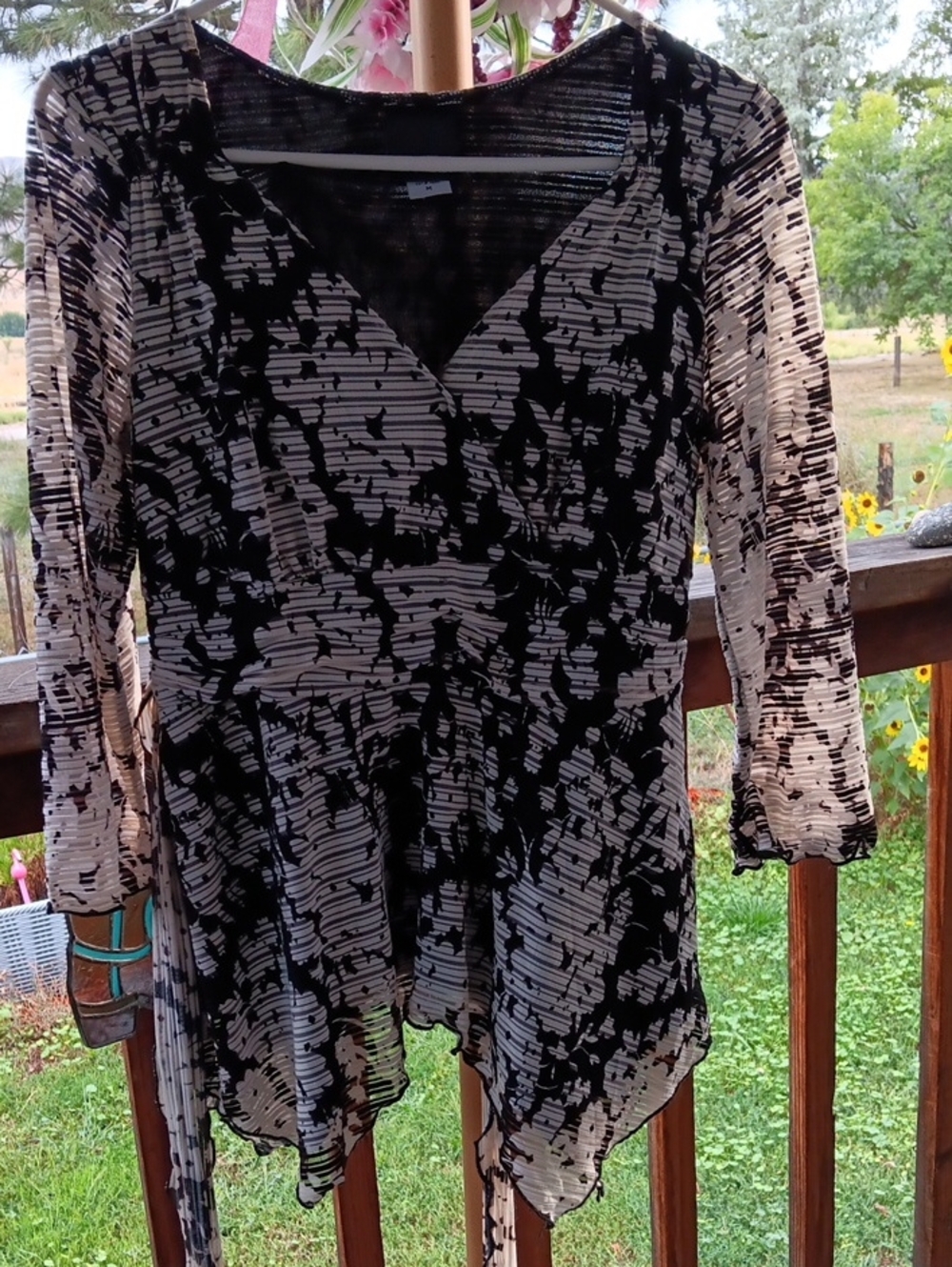 JTB Black and White Printed V-Neck Women’s Top